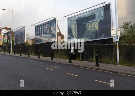 Drei Werbetafeln, Wellington Street mit der industriellen Szene von Helen Clapcott. Stockport, Greater Manchester, Großbritannien Stockfoto