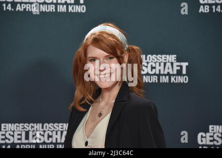 Köln, Deutschland. 05. April 2022. Saengerin Michelle Patz kommt zur Premiere des Films „Enclosed Society“, der ab 14.04.2022 in den Kinos sein wird. Quelle: Horst Galuschka/dpa/Alamy Live News Stockfoto