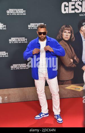 Köln, Deutschland. 05. April 2022. Influencer Cole Black kommt zur Premiere des Films „Conclosed Society“, der ab 14.04.2022 in den Kinos sein wird. Quelle: Horst Galuschka/dpa/Alamy Live News Stockfoto