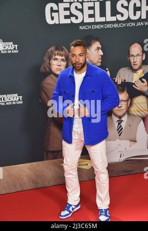 Köln, Deutschland. 05. April 2022. Influencer Cole Black kommt zur Premiere des Films „Conclosed Society“, der ab 14.04.2022 in den Kinos sein wird. Quelle: Horst Galuschka/dpa/Alamy Live News Stockfoto