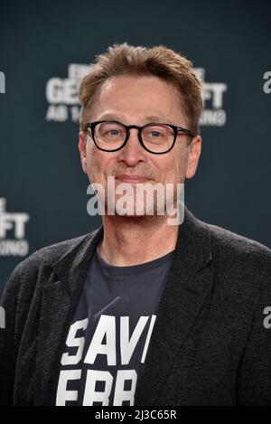 Köln, Deutschland. 05. April 2022. Der Autor Jan Weiler kommt zur Premiere des Films „Conclosed Society“, der ab 14.04.2022 in den Kinos sein wird. Quelle: Horst Galuschka/dpa/Alamy Live News Stockfoto