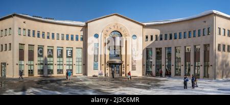 Rovaniemi, Finnland - 17.. März 2022: Touristen vor der abgerundeten Fassade des Arktikum Museums, Rovaniemi, Finnland. Stockfoto