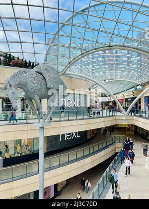 Leeds Trinity Shopping Centre mit Equus Altus oder High Horse Skulptur des schottischen Künstlers Andy Scott, Großbritannien. Stockfoto