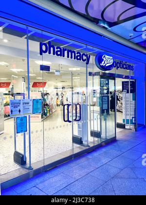 Boots Pharmacy and Opcians ein Gesundheits- und Kosmetikhändler im Leeds Trinity Shopping Centre, Großbritannien. Stockfoto