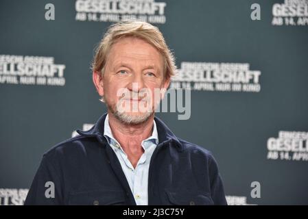 Köln, Deutschland. 05. April 2022. Regisseurin Sönke Wortmann kommt zur Premiere des Films „geschlossene Gesellschaft“, der ab 14.04.2022 in den Kinos sein wird. Quelle: Horst Galuschka/dpa/Alamy Live News Stockfoto