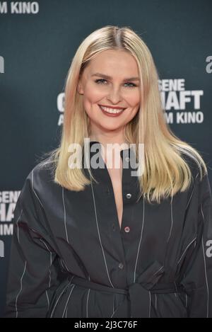 Köln, Deutschland. 05. April 2022. Schauspielerin Jana Riva kommt zur Premiere des Films „Conclosed Society“, der ab 14.04.2022 in den Kinos sein wird. Quelle: Horst Galuschka/dpa/Alamy Live News Stockfoto