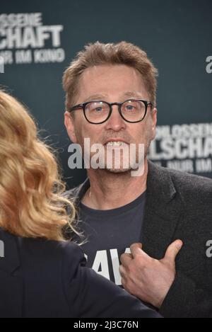 Köln, Deutschland. 05. April 2022. Der Autor Jan Weiler kommt zur Premiere des Films „Conclosed Society“, der ab 14.04.2022 in den Kinos sein wird. Quelle: Horst Galuschka/dpa/Alamy Live News Stockfoto