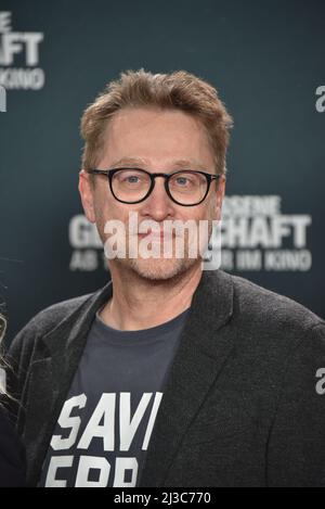 Köln, Deutschland. 05. April 2022. Der Autor Jan Weiler kommt zur Premiere des Films „Conclosed Society“, der ab 14.04.2022 in den Kinos sein wird. Quelle: Horst Galuschka/dpa/Alamy Live News Stockfoto