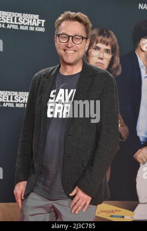 Köln, Deutschland. 05. April 2022. Der Autor Jan Weiler kommt zur Premiere des Films „Conclosed Society“, der ab 14.04.2022 in den Kinos sein wird. Quelle: Horst Galuschka/dpa/Alamy Live News Stockfoto