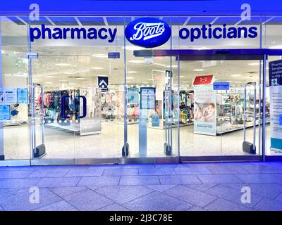 Boots Pharmacy and Opcians ein Gesundheits- und Kosmetikhändler im Leeds Trinity Shopping Centre, Großbritannien. Stockfoto