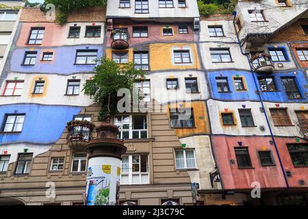 WIEN, ÖSTERREICH - 22. MAI 2019: Dies ist ein Fragment der Fassade des berühmten modernistischen Hundertwasserhauses. Stockfoto