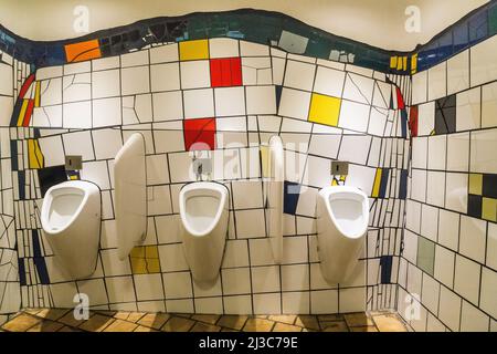 WIEN, ÖSTERREICH - 22. MAI 2019: Dies ist ein Fragment des Toiletteninnenraums im Jugendstil der Galerie Hundertwasser Village. Stockfoto