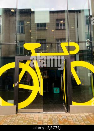 Trinity Bike Park und öffentliche Fahrradparkplätze im Leeds Trinity Shopping Centre in der Stadt Leeds, Großbritannien. Stockfoto