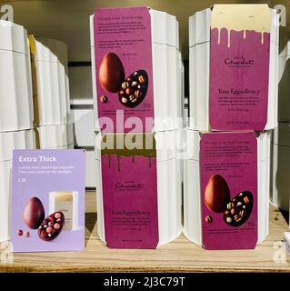 Luxuriöse Schokolade Ostereier von Hotel Chocolat ein britischer Chocolatier. Stockfoto