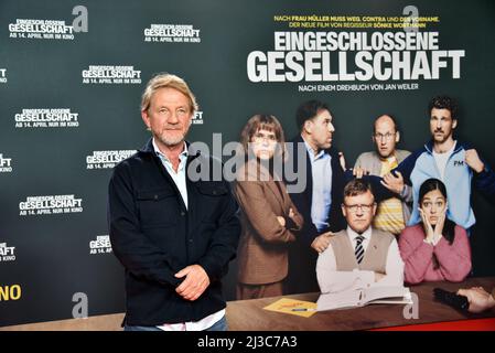 Köln, Deutschland. 05. April 2022. Regisseurin Sönke Wortmann kommt zur Premiere des Films „geschlossene Gesellschaft“, der ab 14.04.2022 in den Kinos sein wird. Quelle: Horst Galuschka/dpa/Alamy Live News Stockfoto