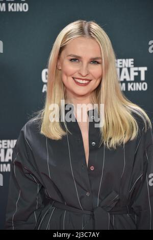 Köln, Deutschland. 05. April 2022. Schauspielerin Jana Riva kommt zur Premiere des Films „Conclosed Society“, der ab 14.04.2022 in den Kinos sein wird. Quelle: Horst Galuschka/dpa/Alamy Live News Stockfoto