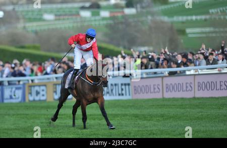 Gold Cup-Gewinner Ein Plus Tard unter Rachael Blackmore Tag vier, Gold Cup Day auf der Pferderennbahn Cheltenham Gold Cup Festival Menschenmassen Bilder b Stockfoto