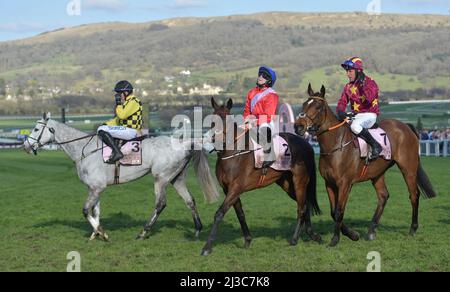 Gold Cup-Gewinner Ein Plus Tard unter Rachael Blackmore Tag vier, Gold Cup Day auf der Pferderennbahn Cheltenham Gold Cup Festival Menschenmassen Bilder b Stockfoto