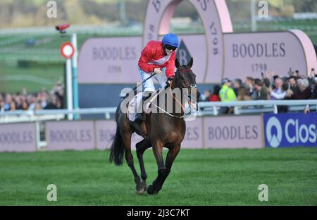 Gold Cup-Gewinner Ein Plus Tard unter Rachael Blackmore Tag vier, Gold Cup Day auf der Pferderennbahn Cheltenham Gold Cup Festival Menschenmassen Bilder b Stockfoto