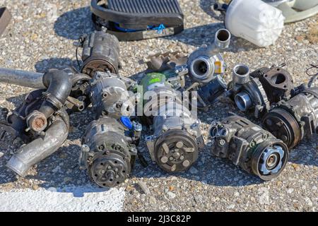 Alte Generatoren Starter Generatoren Turbo Ladegeräte Wasserpumpe Autoteile Stockfoto