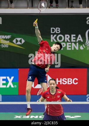 Suncheon, Südkorea. 7. April 2022. Die Chinesen ou Xuanyi/Huang Yaqiong (R) treten beim gemischten Doppelspiel in der zweiten Runde gegen Reddy B. Sumeeth/Ashwini Ponnappa aus Indien bei den BWF Korea Open Badminton Championships 2022 in Suncheon, Südkorea, 7. April 2022 an. Kredit: James Lee/Xinhua/Alamy Live Nachrichten Stockfoto