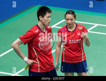 Suncheon, Südkorea. 7. April 2022. Ou Xuanyi/Huang Yaqiong (R) aus China reagieren beim gemischten Doppelspiel gegen Reddy B. Sumeeth/Ashwini Ponnappa aus Indien auf die BWF Korea Open Badminton Championships 2022 in Suncheon, Südkorea, 7. April 2022. Kredit: James Lee/Xinhua/Alamy Live Nachrichten Stockfoto