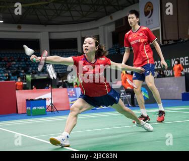 Suncheon, Südkorea. 7. April 2022. Die Chinesen ou Xuanyi/Huang Yaqiong (L) treten beim gemischten Doppelspiel in der zweiten Runde gegen Reddy B. Sumeeth/Ashwini Ponnappa aus Indien bei den BWF Korea Open Badminton Championships 2022 in Suncheon, Südkorea, 7. April 2022 an. Kredit: James Lee/Xinhua/Alamy Live Nachrichten Stockfoto