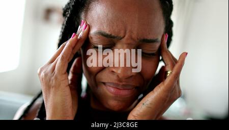 Frustrierte schwarze Frau Gefühl Stress. Afrikanische ethnische Zugehörigkeit Person Nahaufnahme[ Gesicht Kopfschmerzen Stockfoto