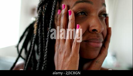 Frustrierte schwarze Frau Gefühl Stress. Afrikanische ethnische Zugehörigkeit Person Nahaufnahme[ Gesicht Kopfschmerzen Stockfoto