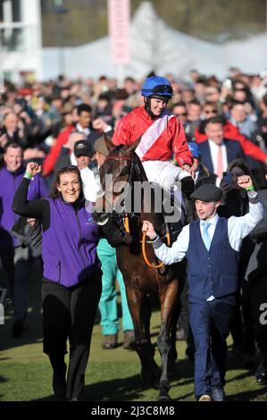 Gold Cup-Gewinner Ein Plus Tard unter Rachael Blackmore Tag vier, Gold Cup Day auf der Pferderennbahn Cheltenham Gold Cup Festival Menschenmassen Bilder b Stockfoto