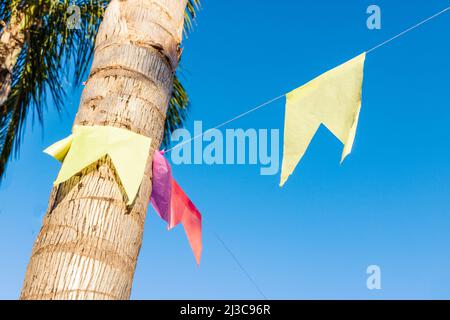 Hintergrund der Flaggen für Junina Party, berühmte Partei Brasiliens, die in den Monaten Juni und Juli passiert. Brasilianisches Kulturkonzept Bild. Stockfoto