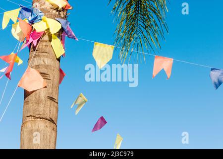 Hintergrund der Flaggen für Junina Party, berühmte Partei Brasiliens, die in den Monaten Juni und Juli passiert. Brasilianisches Kulturkonzept Bild. Stockfoto