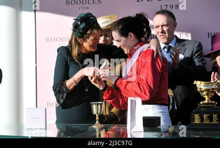 Gold Cup-Gewinner Ein Plus Tard unter Rachael Blackmore Tag vier, Gold Cup Day auf der Pferderennbahn Cheltenham Gold Cup Festival Menschenmassen Bilder b Stockfoto