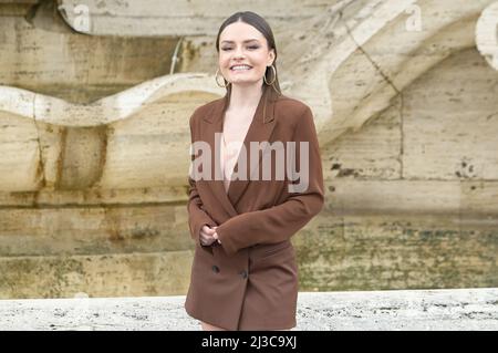 Rom, Italien. 07. April 2022. Maryna nimmt an der Fotoaufnahme des Films Gli idoli delle Donne auf der Piazza Cavour Teil. (Foto: Mario Cartelli/SOPA Images/Sipa USA) Quelle: SIPA USA/Alamy Live News Stockfoto