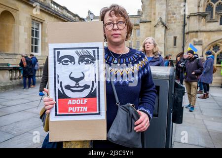 Demonstranten vor der Abtei von Bath halten Plakate gegen den Krieg, während sie an einer Demonstration gegen die russische Invasion in der Ukraine teilnehmen Stockfoto