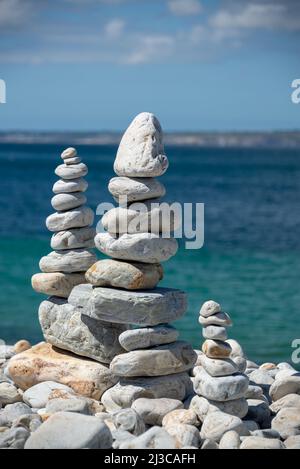 Steinhaufen am Strand, Meeresgrund in der Bretagne, Frankreich Stockfoto