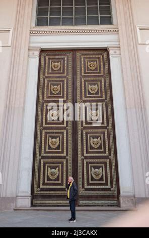 2022. März - ITA Door Mai Eingang der Kathedrale der heiligen maria der Annahme - Novara Piemont Stockfoto