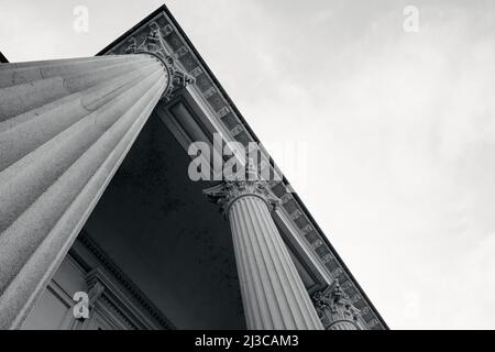 2022. März - ITA Detail der Säule der Kathedrale der heiligen maria der Annahme - Novara Piemont. Stockfoto