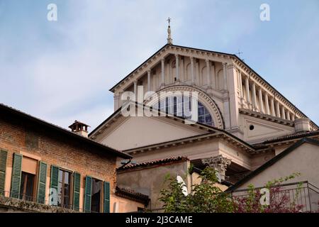 2022. März - ITA Detail der Säule der Kathedrale der heiligen maria der Annahme - Novara Piemont. Stockfoto