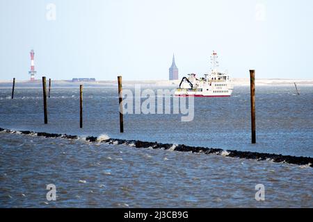 Harlesiel, Deutschland. 07. April 2022. Die Fähre Harlingerland fährt bei stürmischem Wetter während der Überfahrt nach Wangerooge im Wattenmeer an der Nordsee. Der Deutsche Wetterdienst (DWD) warnt vor Sturm, Gewittern und Starkregen in Niedersachsen. Quelle: Hauke-Christian Dittrich/dpa/Alamy Live News Stockfoto