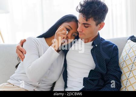 Frau weint in den Armen ihres Freundes Stockfoto