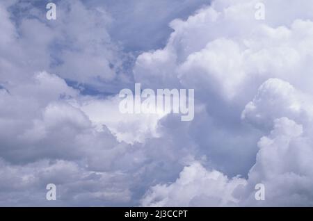 Hagelsturm. Dramatische Wolkenbildung am Himmel vor einem Hagelsturm, Regen und Gewitter niedrige Kumuluswolken am dramatischen Himmel. Extremwetter USA Stockfoto