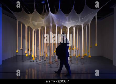 Malaga, Spanien. 07. April 2022. Ein Gentleman geht bei der Eröffnung der Ausstellung an einer Installation vorbei: "Eine Zeit für sich. Befreien Sie sich von den Fesseln des Alltags' in Malaga. Das Centre Malaga Centre Centre Centre Centre präsentiert seine neue semi-permanente Ausstellung mit verschiedenen Gemälden, Skulpturen, Installationen und anderen Werken. Die Sammlung ist Teil des Musée national d'Art moderne aus dem Museum Pompidou-Paris. Die Ausstellung läuft vom 07. April bis zum 15. Oktober 2023. Kredit: SOPA Images Limited/Alamy Live Nachrichten Stockfoto