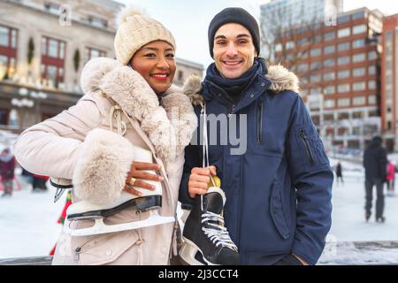 Pärchen, die an einem Wintertag im Freien Schlittschuhlaufen gehen Stockfoto