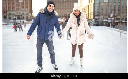 Ein Paar Eislaufen im Freien an einem Wintertag Stockfoto