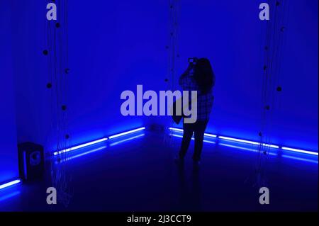 Malaga, Spanien. 07. April 2022. Während der Eröffnung der Ausstellung sieht man eine Frau, die fotografiert: "Eine Zeit für sich. Befreien Sie sich von den Fesseln des Alltags' in Malaga. Das Centre Malaga Centre Centre Centre Centre präsentiert seine neue semi-permanente Ausstellung mit verschiedenen Gemälden, Skulpturen, Installationen und anderen Werken. Die Sammlung ist Teil des Musée national d'Art moderne aus dem Museum Pompidou-Paris. Die Ausstellung läuft vom 07. April bis zum 15. Oktober 2023. Kredit: SOPA Images Limited/Alamy Live Nachrichten Stockfoto