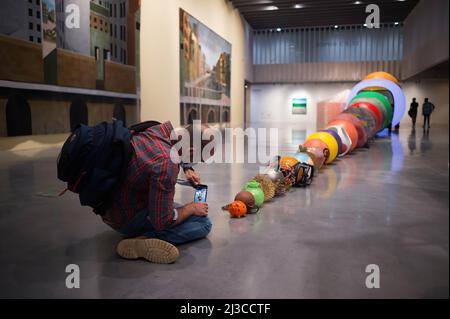 Malaga, Spanien. 07. April 2022. Ein Mann fotografiert während der Eröffnung der Ausstellung mit seinem Smartphone eine Kunstinstallation: "Eine Zeit für sich. Befreien Sie sich von den Fesseln des Alltags' in Malaga. Das Centre Malaga Centre Centre Centre Centre präsentiert seine neue semi-permanente Ausstellung mit verschiedenen Gemälden, Skulpturen, Installationen und anderen Werken. Die Sammlung ist Teil des Musée national d'Art moderne aus dem Museum Pompidou-Paris. Die Ausstellung läuft vom 07. April bis zum 15. Oktober 2023. Kredit: SOPA Images Limited/Alamy Live Nachrichten Stockfoto
