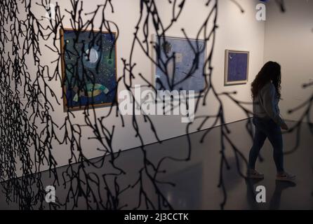 Malaga, Spanien. 07. April 2022. Eine Frau geht an Gemälden vorbei, die während der Eröffnung der Ausstellung gezeigt wurden: „Eine Zeit für sich. Befreien Sie sich von den Fesseln des Alltags' in Malaga. Das Centre Malaga Centre Centre Centre Centre präsentiert seine neue semi-permanente Ausstellung mit verschiedenen Gemälden, Skulpturen, Installationen und anderen Werken. Die Sammlung ist Teil des Musée national d'Art moderne aus dem Museum Pompidou-Paris. Die Ausstellung läuft vom 07. April bis zum 15. Oktober 2023. Kredit: SOPA Images Limited/Alamy Live Nachrichten Stockfoto