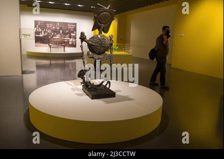 Malaga, Spanien. 07. April 2022. Bei der Eröffnung der Ausstellung wird ein Mann gesehen, der an einer Kunstinstallation vorbeigeht: "Eine Zeit für sich. Befreien Sie sich von den Fesseln des Alltags' in Malaga. Das Centre Malaga Centre Centre Centre Centre präsentiert seine neue semi-permanente Ausstellung mit verschiedenen Gemälden, Skulpturen, Installationen und anderen Werken. Die Sammlung ist Teil des Musée national d'Art moderne aus dem Museum Pompidou-Paris. Die Ausstellung läuft vom 07. April bis zum 15. Oktober 2023. Kredit: SOPA Images Limited/Alamy Live Nachrichten Stockfoto