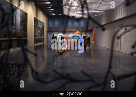 Malaga, Spanien. 07. April 2022. Ein allgemeiner Blick auf Kunstinstallationen und Werke während der Eröffnung der Ausstellung: "Eine Zeit für sich. Befreien Sie sich von den Fesseln des Alltags' in Malaga. Das Centre Malaga Centre Centre Centre Centre präsentiert seine neue semi-permanente Ausstellung mit verschiedenen Gemälden, Skulpturen, Installationen und anderen Werken. Die Sammlung ist Teil des Musée national d'Art moderne aus dem Museum Pompidou-Paris. Die Ausstellung läuft vom 07. April bis zum 15. Oktober 2023. Kredit: SOPA Images Limited/Alamy Live Nachrichten Stockfoto